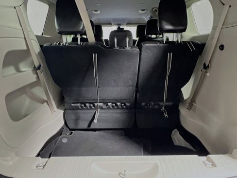 Used 2024 Chrysler Pacifica Touring-L FWD image 34