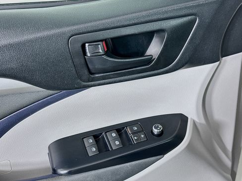 Used 2018 Toyota Highlander LE image 15