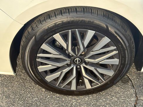 Used 2024 Nissan Altima 2.5 SV FWD image 11