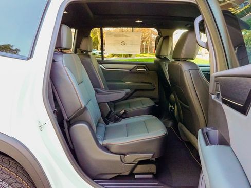 Used 2026 GMC Acadia AT4 w/ Super Cruise Package AWD/4WD image 12