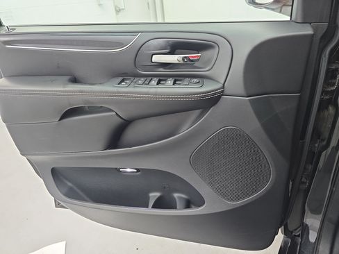 Used 2014 Dodge Grand Caravan SE FWD image 25