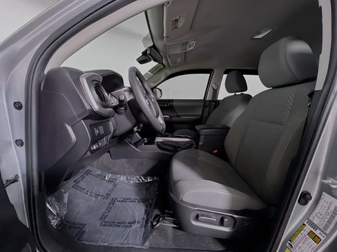 Used 2022 Toyota Tacoma SR5 w/ Technology Package image 15