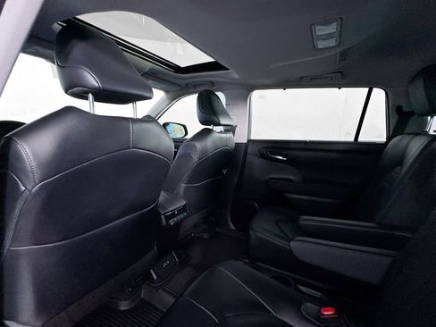 Used 2023 Toyota Highlander XLE image 19