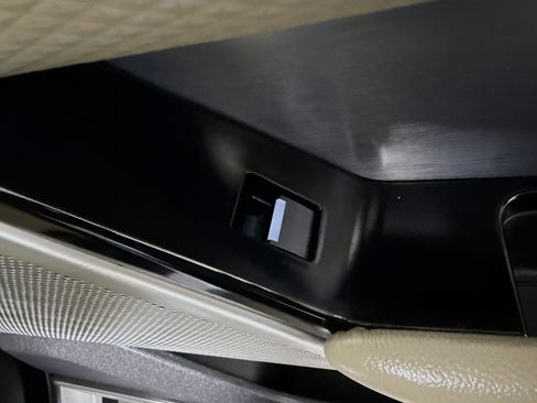 Used 2019 Land Rover Range Rover Velar R-Dynamic SE image 31