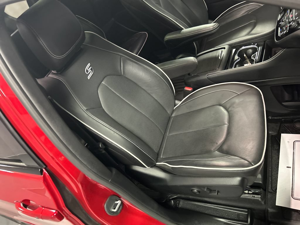 Used 2025 Chrysler Pacifica Premium FWD image 26