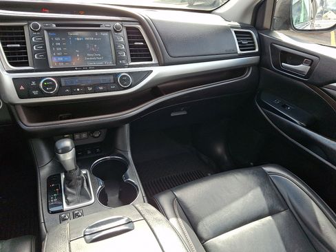 Used 2019 Toyota Highlander XLE image 16
