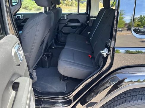 Used 2023 Jeep Wrangler Unlimited Sahara AWD/4WD image 17