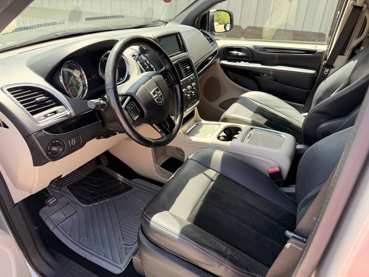 Used 2017 Dodge Grand Caravan SXT FWD image 9