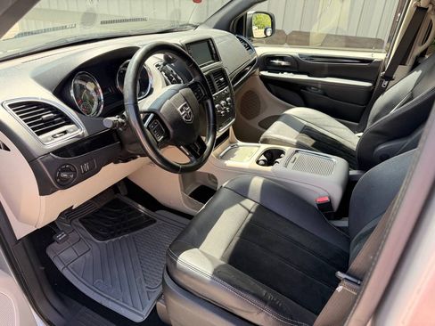 Used 2017 Dodge Grand Caravan SXT FWD image 9