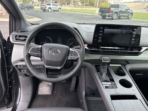 Certified 2023 Toyota Sienna XSE image 28