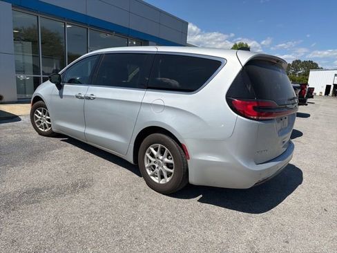 Used 2024 Chrysler Pacifica Touring-L image 3