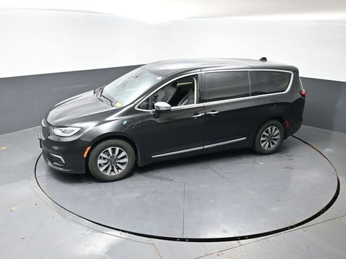 Used 2023 Chrysler Pacifica Limited image 19