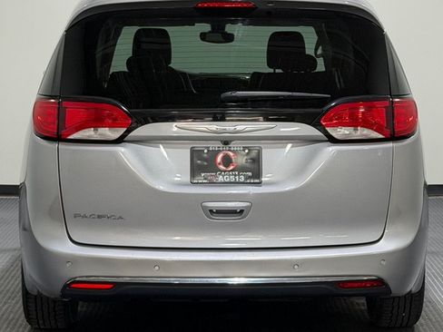Used 2017 Chrysler Pacifica Touring-L FWD image 6