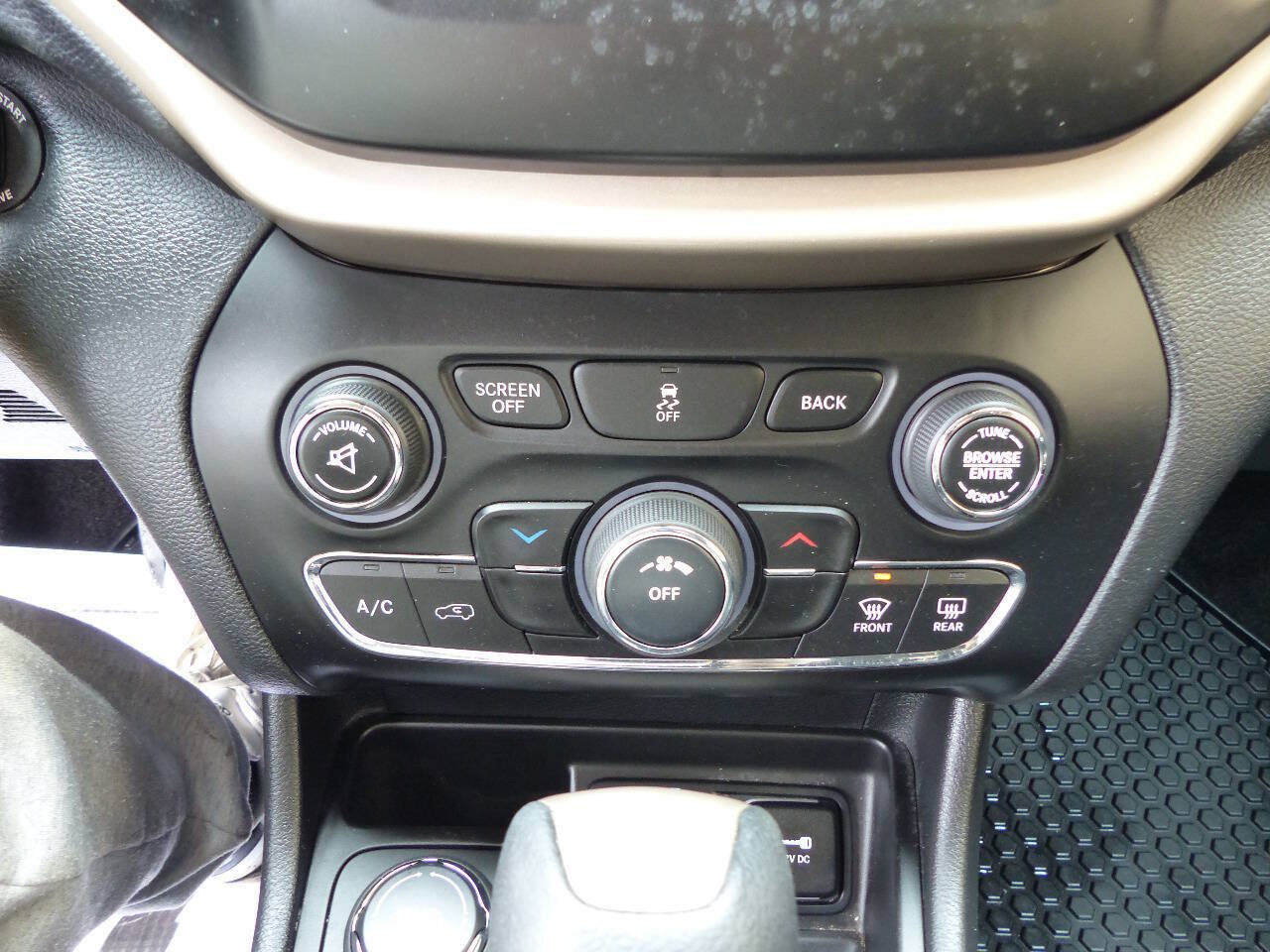 Used 2017 Jeep Cherokee Latitude w/ Cold Weather Group AWD/4WD image 31