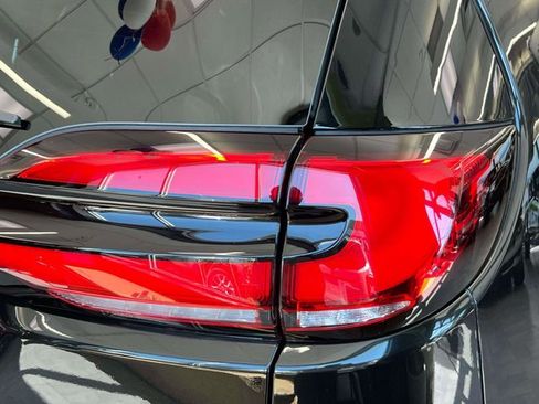 Certified 2021 Chrysler Pacifica Touring-L w/ S Appearance Package FWD image 9