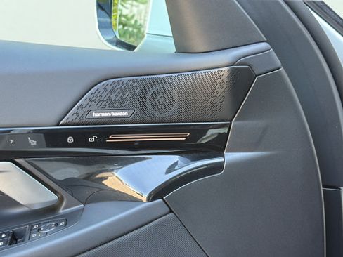 Used 2025 BMW 530i RWD image 12