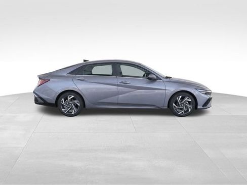 Used 2024 Hyundai Elantra SEL w/ Convenience Package FWD image 8