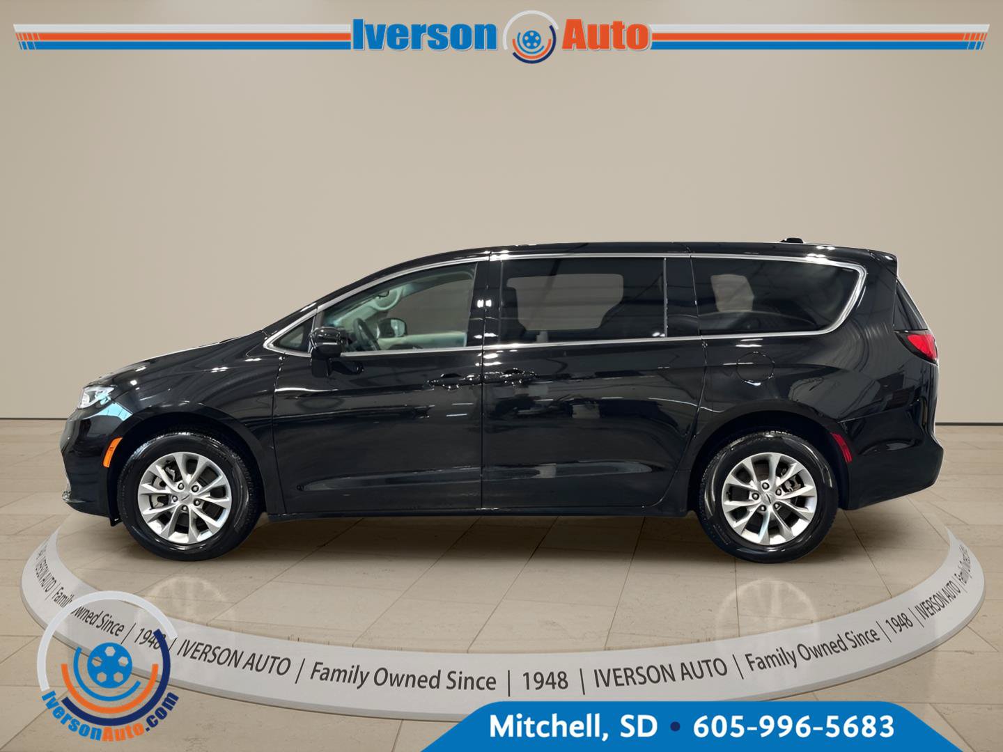 Used 2024 Chrysler Pacifica Touring-L AWD/4WD image 6