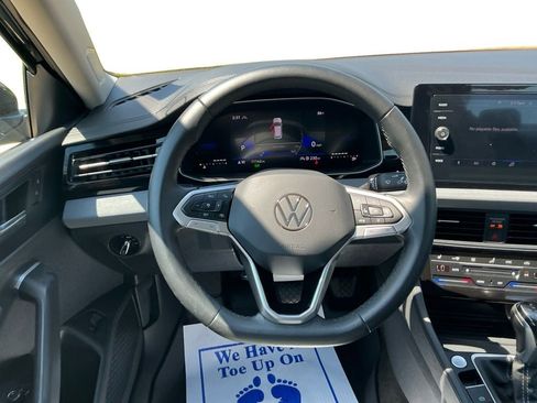 Used 2025 Volkswagen Jetta SE FWD image 12