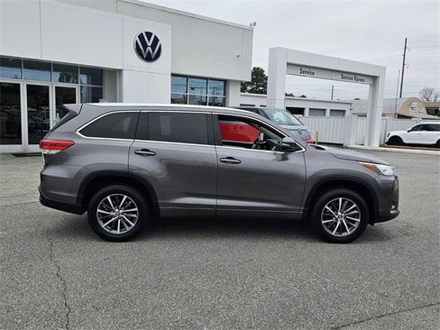 Used 2018 Toyota Highlander XLE image 16