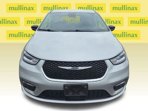 Used 2024 Chrysler Pacifica Touring-L FWD image 16
