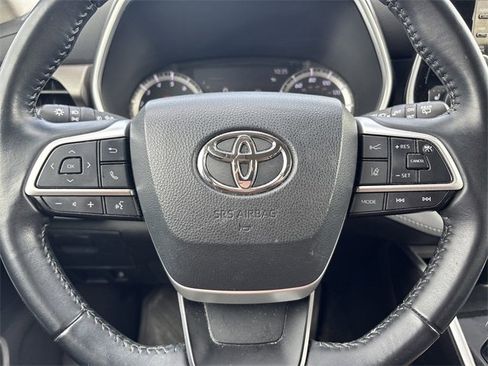 Used 2022 Toyota Highlander XLE image 32