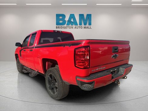 Used 2018 Chevrolet Silverado 1500 Custom w/ Custom Value Package image 5