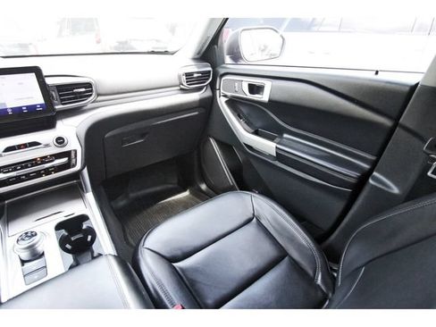 Used 2022 Ford Explorer XLT w/ Equipment Group 202A RWD image 9