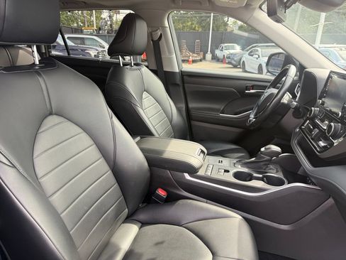Used 2021 Toyota Highlander XLE AWD/4WD image 18