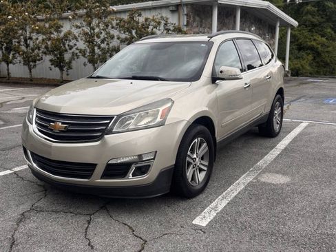 Used 2016 Chevrolet Traverse LT FWD image 2