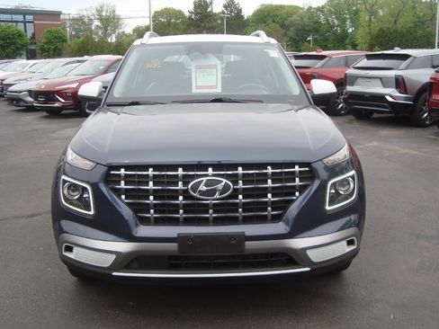 Used 2023 Hyundai Venue Limited w/ Cargo Package FWD image 2