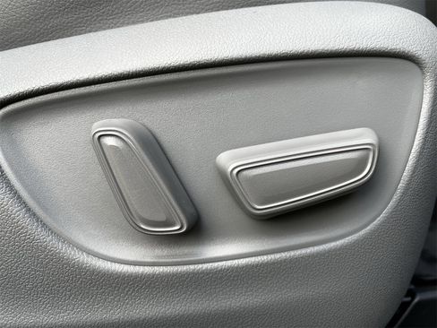 Used 2025 Toyota Highlander Platinum image 26