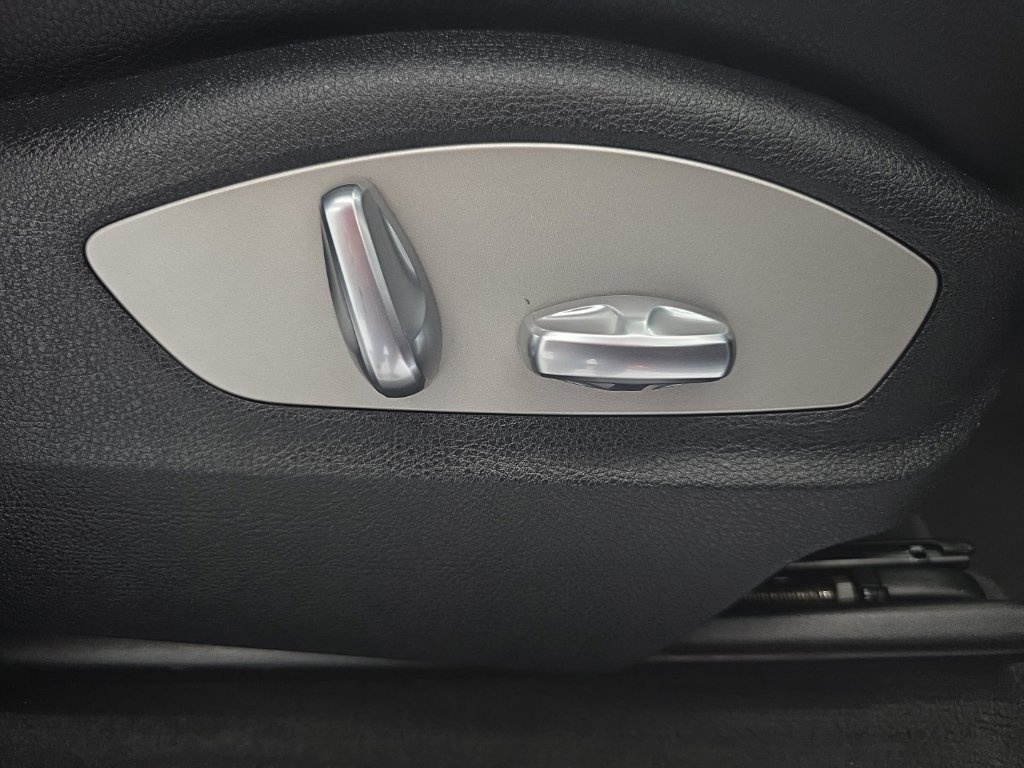 Used 2021 Porsche Macan AWD/4WD image 10