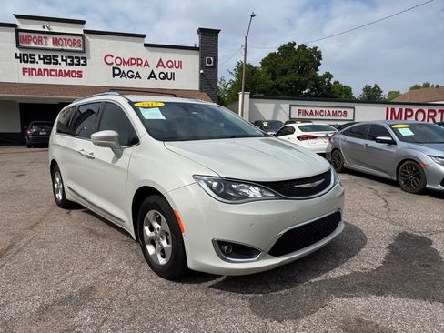 Used 2017 Chrysler Pacifica Touring-L Plus w/ Advanced Safetytec Group FWD image 3