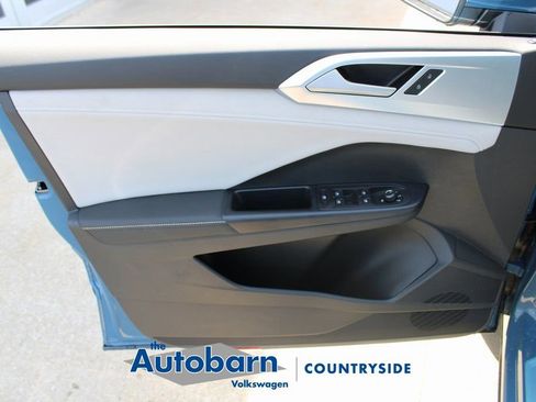 Used 2025 Volkswagen Taos SE AWD/4WD image 9