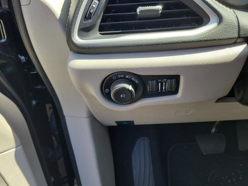 Used 2024 Chrysler Pacifica Touring-L w/ Uconnect Theater Family Group FWD image 25