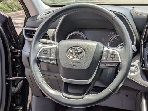 Used 2022 Toyota Highlander XLE FWD image 19