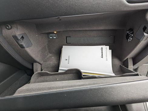 Used 2018 Maserati Levante image 32