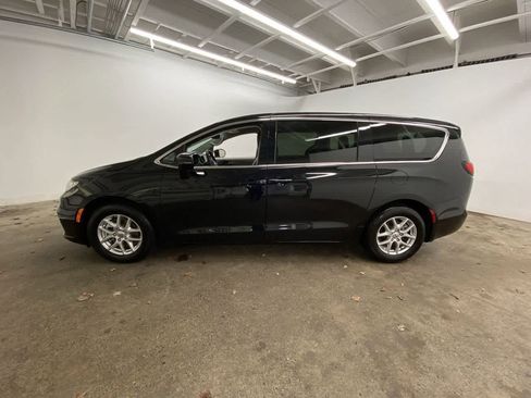 Used 2024 Chrysler Pacifica Touring-L image 3