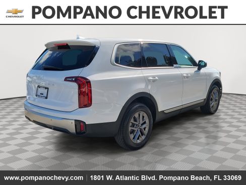 Used 2023 Kia Telluride LX image 3