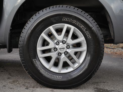 Used 2016 Nissan Frontier SV image 16