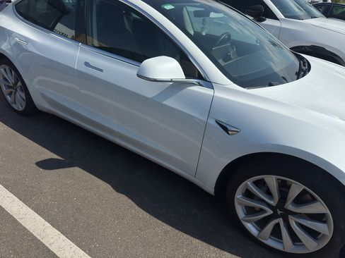 Used 2019 Tesla Model 3 Mid Range RWD image 3