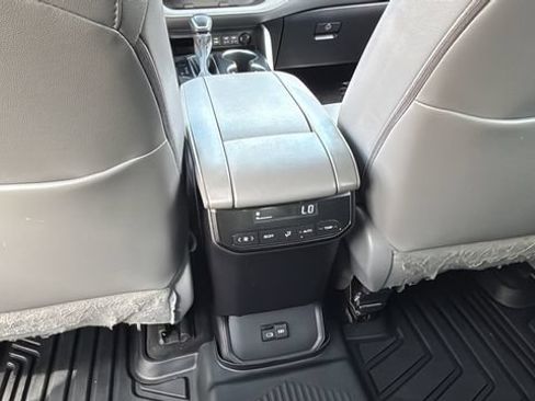 Used 2023 Toyota Highlander XLE FWD image 21