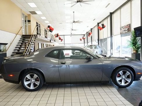 Used 2016 Dodge Challenger SXT image 4