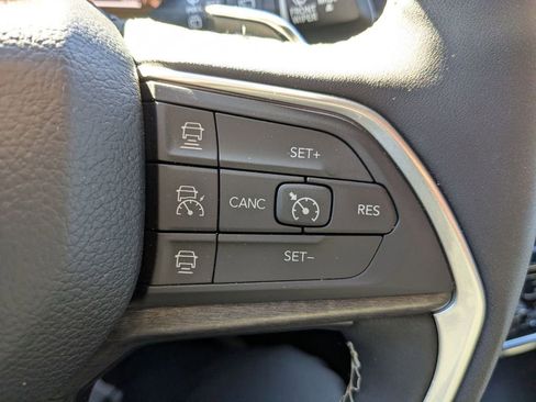 Used 2024 Jeep Grand Cherokee L Limited w/ Luxury Tech Group II image 18