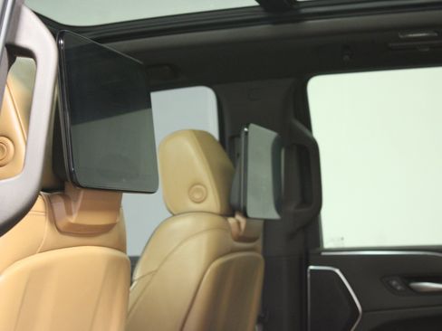 Used 2021 Cadillac Escalade Premium Luxury AWD/4WD image 13