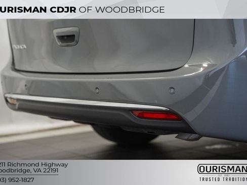 Used 2025 Chrysler Pacifica Select FWD image 9