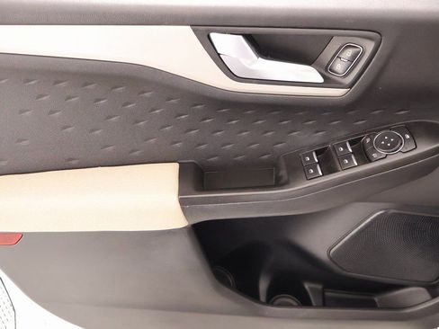 Used 2020 Ford Escape SE image 16