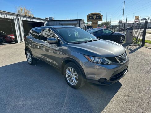 Used 2018 Nissan Rogue Sport S w/ S Appearance Package FWD image 3