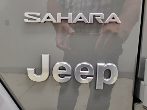 Used 2022 Jeep Wrangler Unlimited Sahara w/ LED Lighting Group AWD/4WD image 30